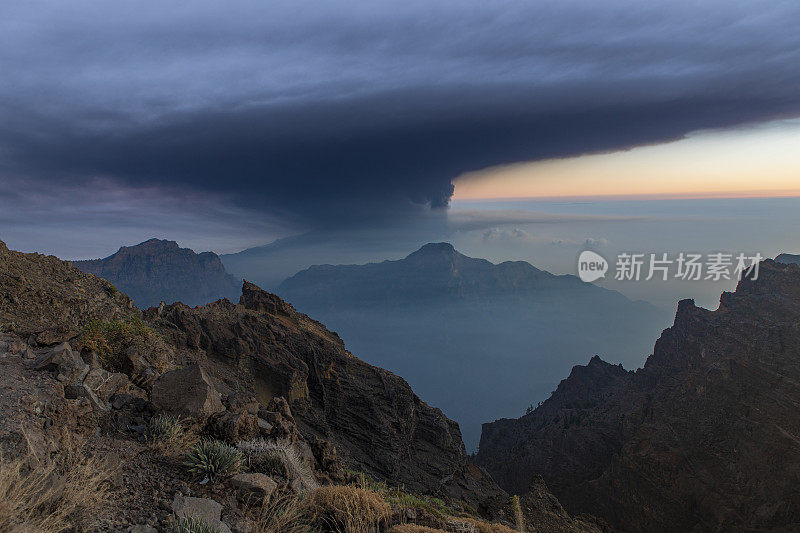 火山从La Palma喷发，Cumbre Vieja fumarole，从Roque de los Muchachos看。巨大的喷发柱驱逐10 /15/2021